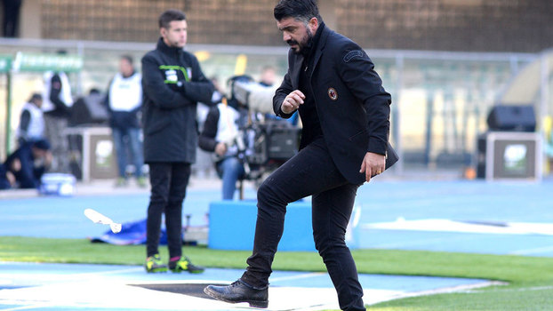 Gennaro Gattuso chuta garrafa d'água durante Verona x Milan Gennaro Gattuso chuta garrafa d'água durante Verona x Milan