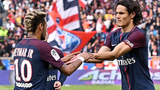 Neymar e Cavani comemoram gol do PSG sobre o Bordeaux pelo Francês Neymar e Cavani comemoram gol do PSG sobre o Bordeaux pelo Francês