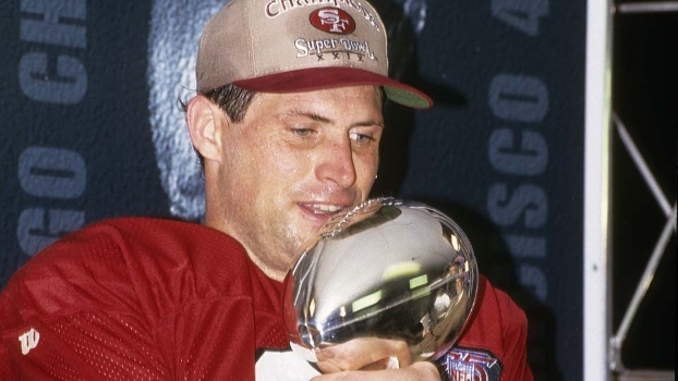 Steve Young abraça taça Vince Lombardi em 1995, último título dos Niners