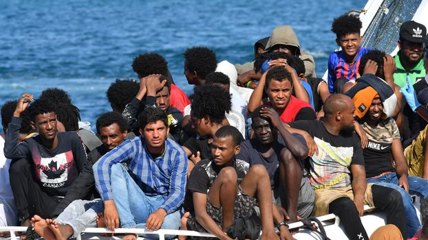 Exemplo de embarcação com imigrantes da Tunísia e da Líbia que chegam à costa italiana Exemplo de embarcação com imigrantes da Tunísia e da Líbia que chegam à costa italiana