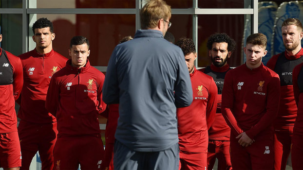 Philippe Coutinho observa Jurgen Klopp durante treinamento do Liverpool Philippe Coutinho observa Jurgen Klopp durante treinamento do Liverpool