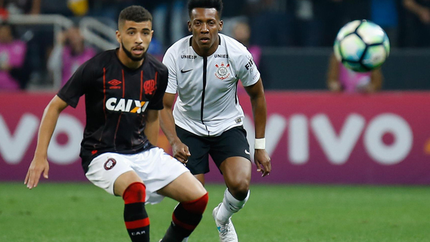 Moisés ganhou chance na lateral esquerda Moisés ganhou chance na lateral esquerda