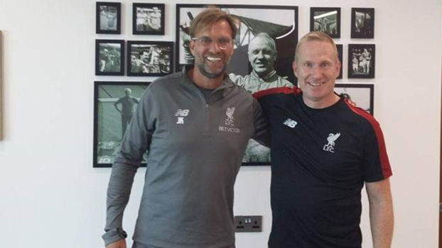 Thomas Gronnemark (à dir.) posa para foto com Jürgen Klopp