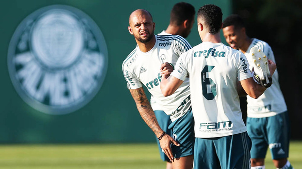 Mattos avisa clubes interessados: 'Ninguém vai levar o Felipe Melo facilmente'