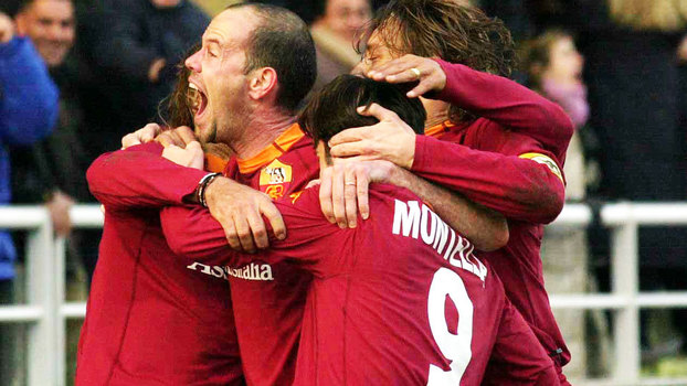 Zago comemora gol pela Roma na campanha do título da Serie A Zago comemora gol pela Roma na campanha do título da Serie A