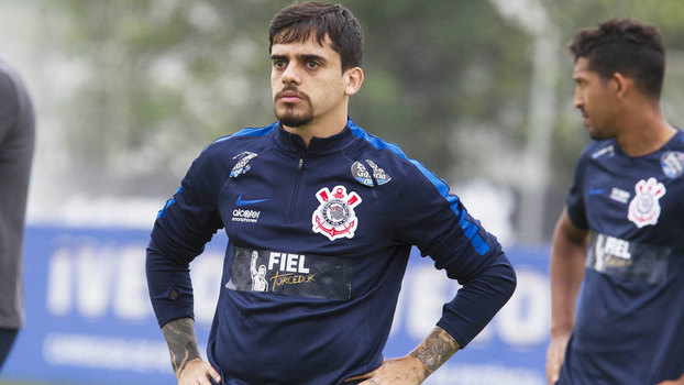Fagner sofre pancada no tornozelo e deixa treino do Corinthians
