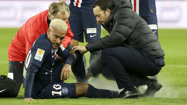 Neymar recebe atendimento no PSG, que conta com o brasileiro Bruno Mazziotti como fisioterapeuta Neymar recebe atendimento no PSG, que conta com o brasileiro Bruno Mazziotti como fisioterapeuta