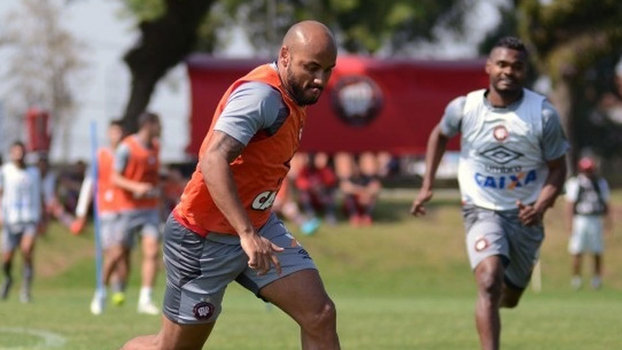 Em boa fase, lateral teve o contrato renovado por mais um ano Em boa fase, lateral teve o contrato renovado por mais um ano