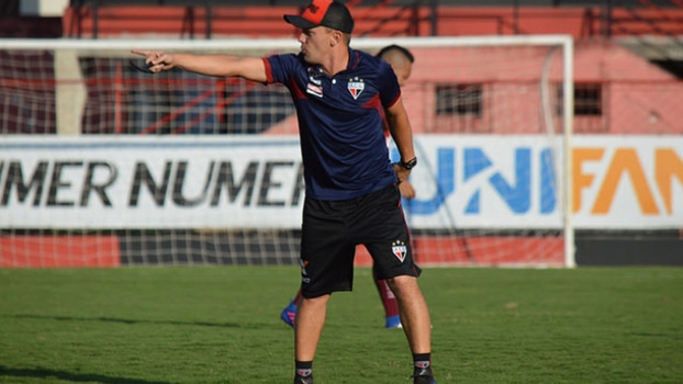 O técnico João Paulo Sanches durante treino do Atlético-GO O técnico João Paulo Sanches durante treino do Atlético-GO