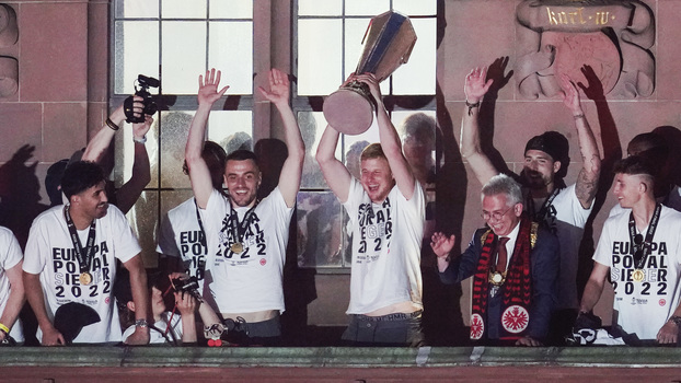 Martin Hinteregger celebrando título com Frankfurt Martin Hinteregger celebrando título com Frankfurt