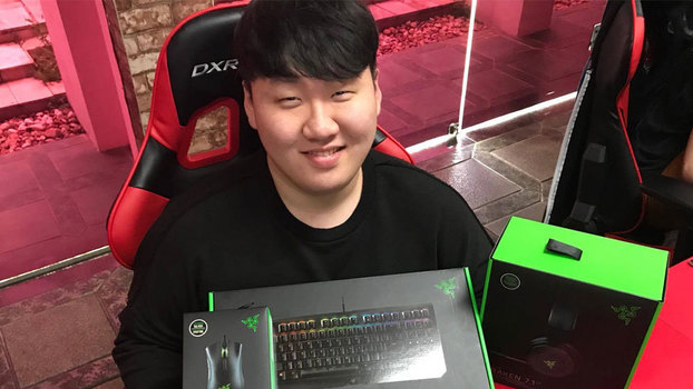 M1rage posa com periféricos recebidos após sua chegada à gaming house da Red Canids M1rage posa com periféricos recebidos após sua chegada à gaming house da Red Canids