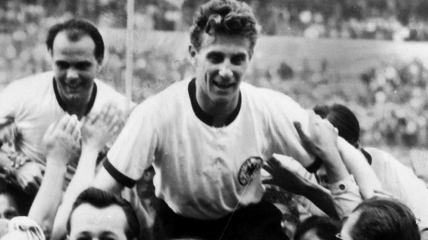 Hans Schafer é carregado por torcedores após a conquista do título mundial de 1954 Hans Schafer é carregado por torcedores após a conquista do título mundial de 1954