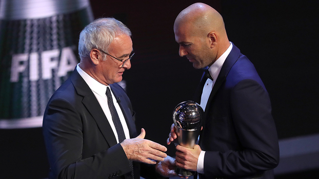 Zidane, recebendo o prêmio das mãos de Ranieri Zidane, recebendo o prêmio das mãos de Ranieri