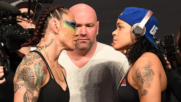 Sob olhares de Dana White, Cris Cyborg e Amanda Nunes se encaram antes do UFC 232 Sob olhares de Dana White, Cris Cyborg e Amanda Nunes se encaram antes do UFC 232