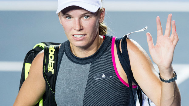 Caroline Wozniacki desistiu de jogar em Hong Kong após problema no cotovelo direito Caroline Wozniacki desistiu de jogar em Hong Kong após problema no cotovelo direito