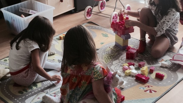 As crianças brincando enquanto suas mães treinavam. As crianças brincando enquanto suas mães treinavam.