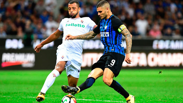 Vitor Hugo disputa bola com Icardi durante Inter de Milão 3x0 Fiorentina Vitor Hugo disputa bola com Icardi durante Inter de Milão 3x0 Fiorentina