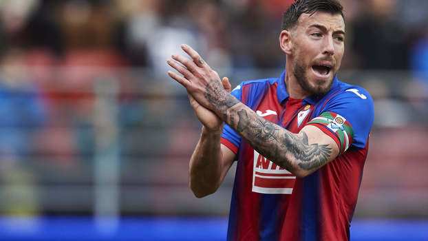 Sergi Enrich, capitão do Levante, motiva seus companheiros durante jogo Sergi Enrich, capitão do Levante, motiva seus companheiros durante jogo