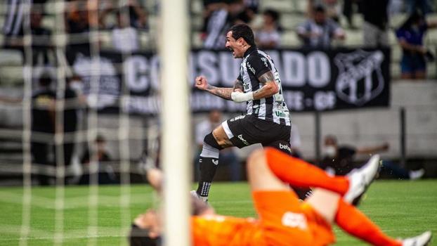 Vina comemora o belo gol contra o Corinthians Vina comemora o belo gol contra o Corinthians