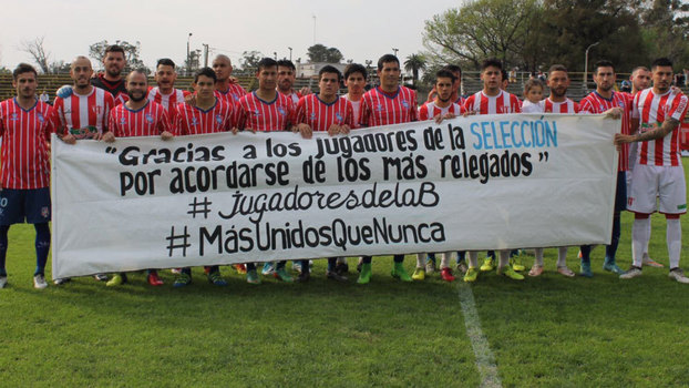 Jogadores da segunda divisão uruguaia agradecem estrelas da seleção por apoio ao movimento Jogadores da segunda divisão uruguaia agradecem estrelas da seleção por apoio ao movimento