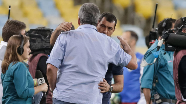 Abel e Carille se abraçam antes de duelo entre Fluminense e Corinthians, no Maracanã