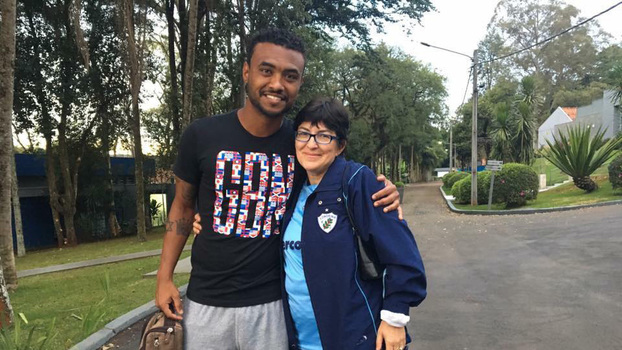 Izonete e o zagueiro Silvio, a quem chama de 'filho número 1' Izonete e o zagueiro Silvio, a quem chama de 'filho número 1'