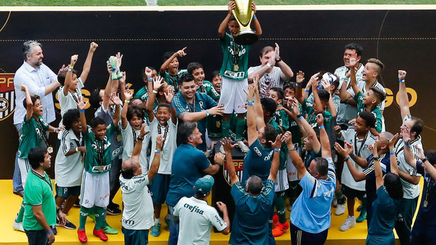 Jogadores do Palmeiras comemoram o título paulista sub-11 Jogadores do Palmeiras comemoram o título paulista sub-11