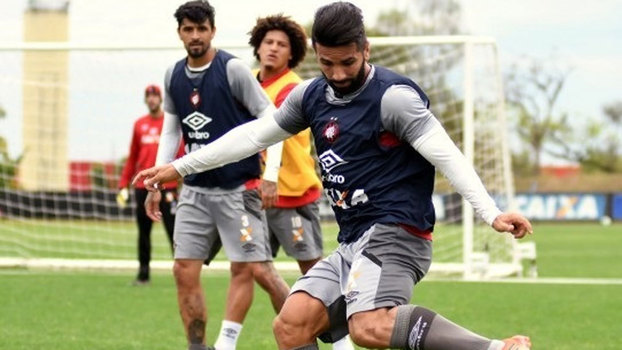 Meia rubro-negro quer mais atenção com a bola no pé Meia rubro-negro quer mais atenção com a bola no pé
