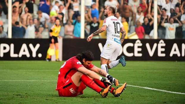 Santos vence clássico, impõe terceira derrota ao Corinthians e volta a pensar em título