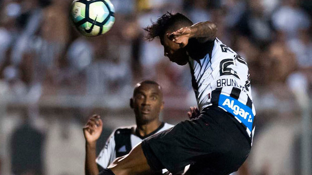 Bruno Henrique cabeceia durante o jogo entre Ponte Preta e Santos em Campinas Bruno Henrique cabeceia durante o jogo entre Ponte Preta e Santos em Campinas