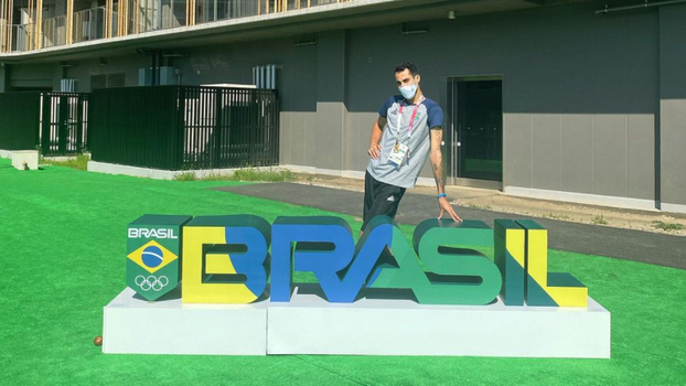 Douglas fez sucesso com seu Instagram ao chegar na Vila Olímpica de Tóquio Douglas fez sucesso com seu Instagram ao chegar na Vila Olímpica de Tóquio