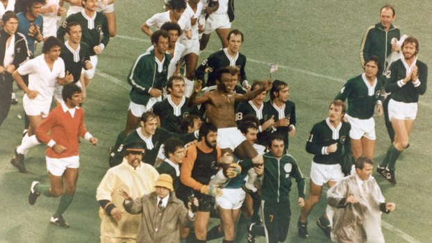 Pelé é carregado pelos jogadores no jogo de despedida do futebol, há 40 anos Pelé é carregado pelos jogadores no jogo de despedida do futebol, há 40 anos