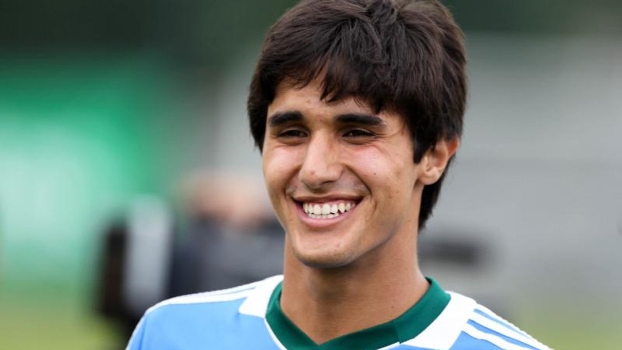 Palmeiras acerta renovação de contrato de zagueiro com grave lesão no joelho