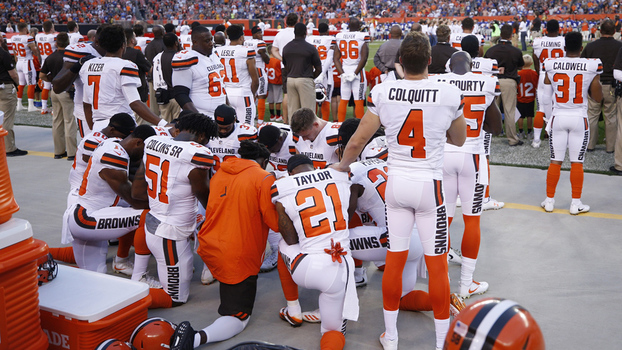 Jogadores dos Browns foram uns dos que protestaram durante o hino nacional Jogadores dos Browns foram uns dos que protestaram durante o hino nacional