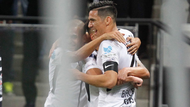 Balbuena celebra com seus companheiros o gol pelo Corinthians contra o Patriotas Balbuena celebra com seus companheiros o gol pelo Corinthians contra o Patriotas