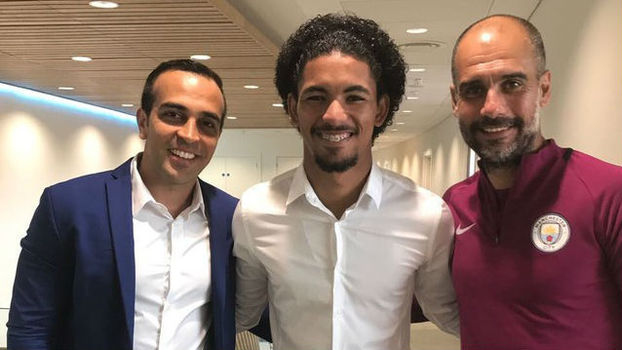 O volante Douglas, ex-Vasco, ao lado de Pep Guardiola no City O volante Douglas, ex-Vasco, ao lado de Pep Guardiola no City