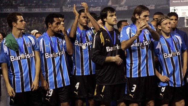 Jogadores do Grêmio lamentam perda do título de 2007 da Libertadores Jogadores do Grêmio lamentam perda do título de 2007 da Libertadores
