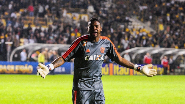 Após laudo, Corinthians pode ter que pagar R$ 3 milhões ao goleiro Felipe