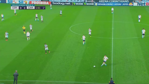 Veja como o Corinthians ainda inicia suas jogadas de forma precavida, mantendo sua linha defensiva toda na altura da bola Veja como o Corinthians ainda inicia suas jogadas de forma precavida, mantendo sua linha defensiva toda na altura da bola