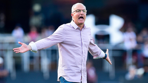 Dorival Jr. vibrou com vitória, mas procurou manter pés no chão Dorival Jr. vibrou com vitória, mas procurou manter pés no chão