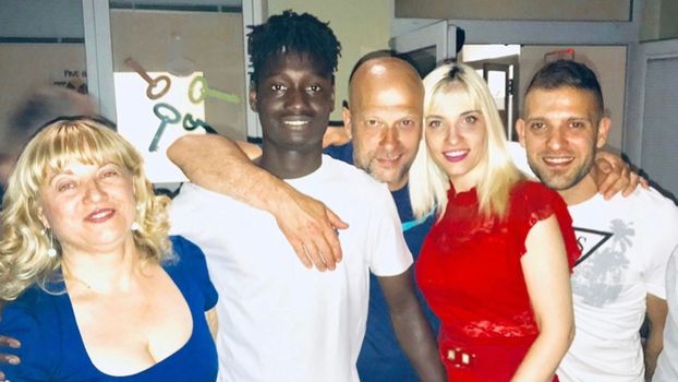 Família Peruzzi: a família italiana que Darboe ganhou na Itália (de vermelho, Miriam) Família Peruzzi: a família italiana que Darboe ganhou na Itália (de vermelho, Miriam)
