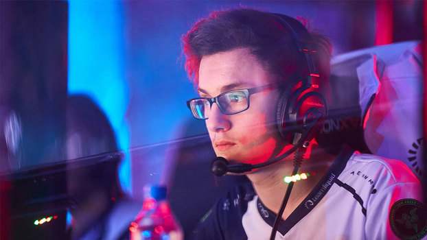 Miracle- está em busca do Aegis para si mesmo e para o companheiro Kuroky Miracle- está em busca do Aegis para si mesmo e para o companheiro Kuroky