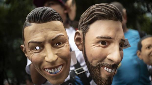 Ambulante vende máscaras de Messi e Cristiano Ronaldo no México