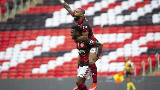 Gabigol comemora com Gérson o gol da virada do Flamengo Gabigol comemora com Gérson o gol da virada do Flamengo