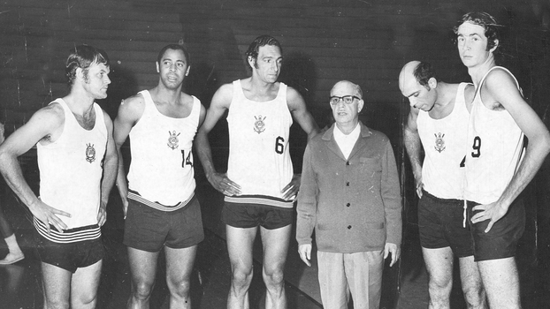 Da esquerda para direita: Wlamir Marques, Rosa Branca, Amauri, o técnico Moacir Brondi Daiuto, Ubiratan e Joi em treino do Corinthians em 1969 Da esquerda para direita: Wlamir Marques, Rosa Branca, Amauri, o técnico Moacir Brondi Daiuto, Ubiratan e Joi em treino do Corinthians em 1969
