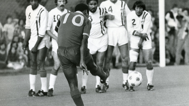 Pelé em ação pelo Cosmos em 1975 Pelé em ação pelo Cosmos em 1975