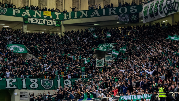 Torcedores gregos em jogo de basquete do Panathinaikos Torcedores gregos em jogo de basquete do Panathinaikos