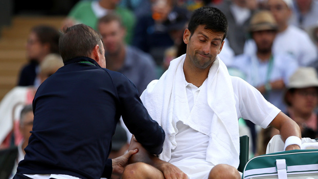 Djokovic abandonou quartas de final de Wimbledon por problema no cotovelo direito