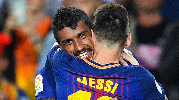 Paulinho marca em estreia como titular, Messi faz 4 e ‘perfeito’ Barcelona goleia o Eibar Paulinho abraça Messi na goleada do Barcelona contra o Eibar