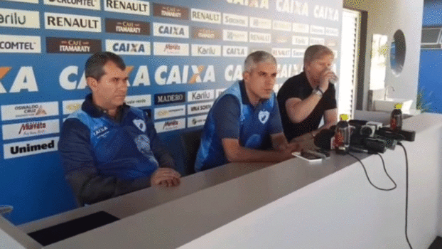 Coletiva selou saída de Tencati e chegada de Ricardinho Coletiva selou saída de Tencati e chegada de Ricardinho